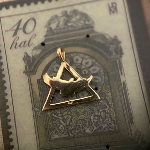 14kt solid yellow gold Holy Spirit triangle flying dove or eagle pendant - Picture 6 of 9